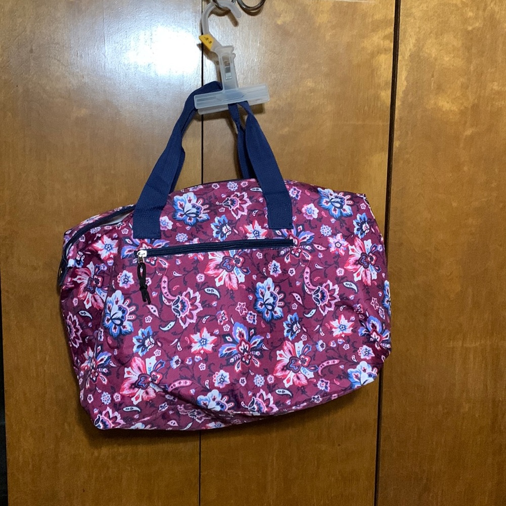 GET READY FOR THOSE WEEKEND GETAWAYS WITH THIS BEAUTIFUL WATERPROOF FLORAL BAG